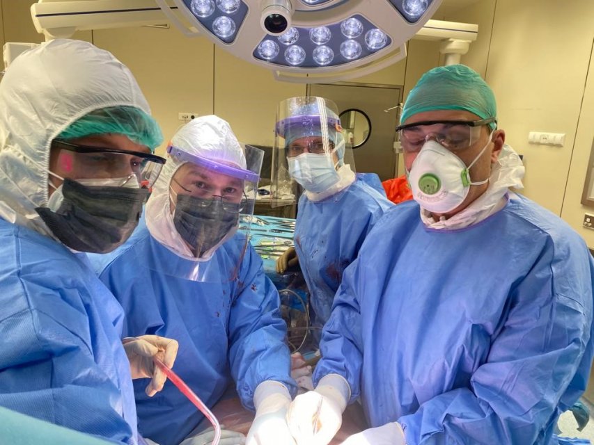 Fot. WUM, Zespół operacyjny w trakcie transplantacji